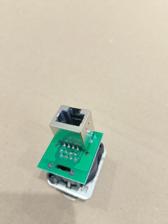 Гнездо RJ45 для подключения сетевого кабеля